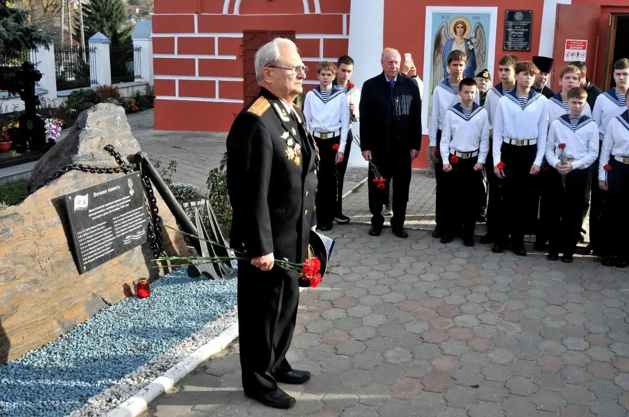 Ученики военно-морских кадетских классов школы № 18 почтили память героев линкора «Новороссийск»