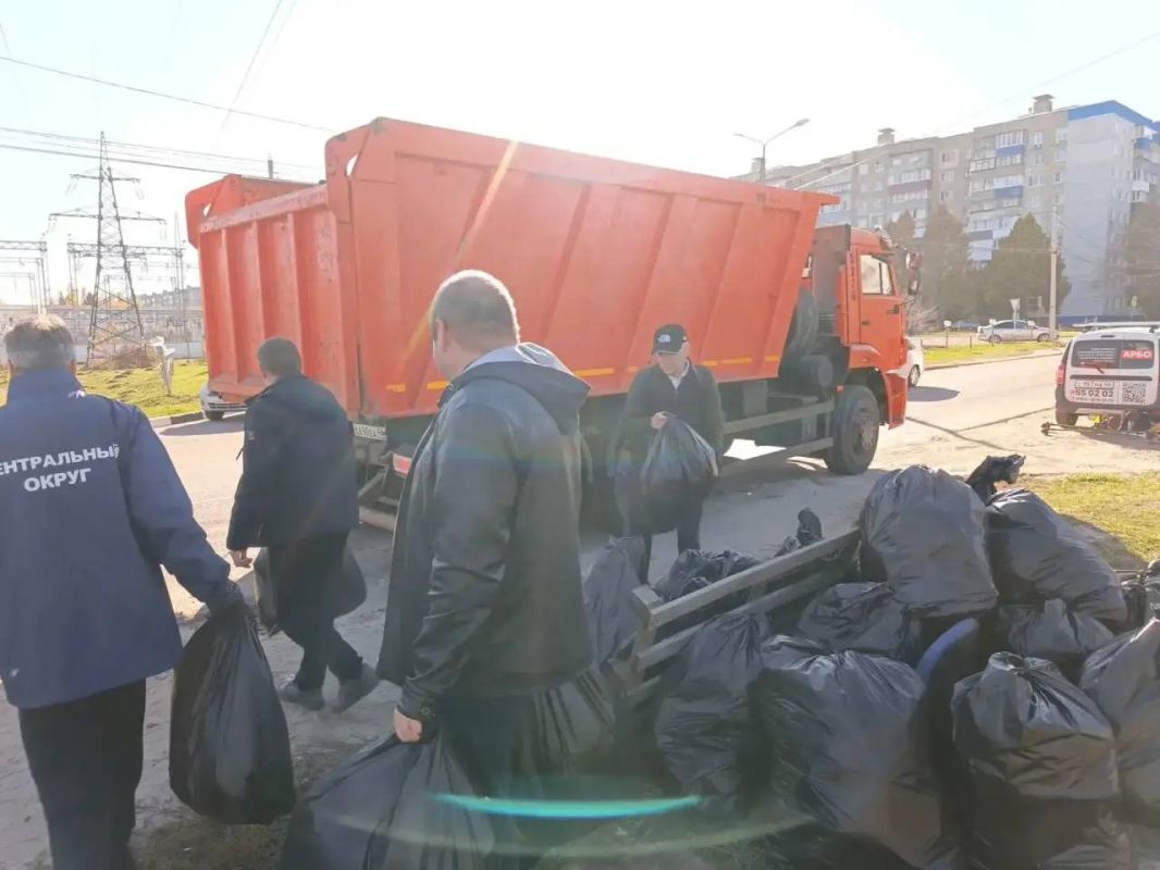 Сотрудники администрации Центрального округа города Курска вышли на субботник Сотрудники администрации Центрального округа города Курска вышли на субботник