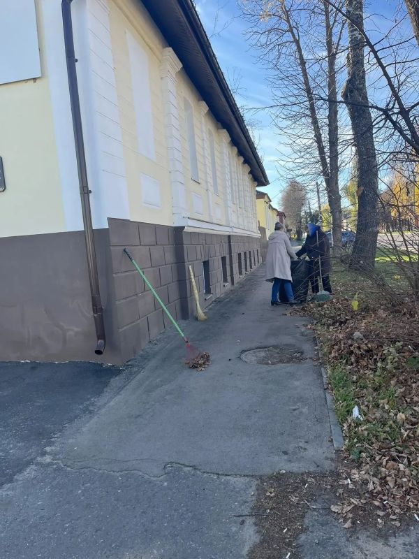 На прилегающей территории Центра занятости населения состоялся субботник! На прилегающей территории Центра занятости населения состоялся субботник!