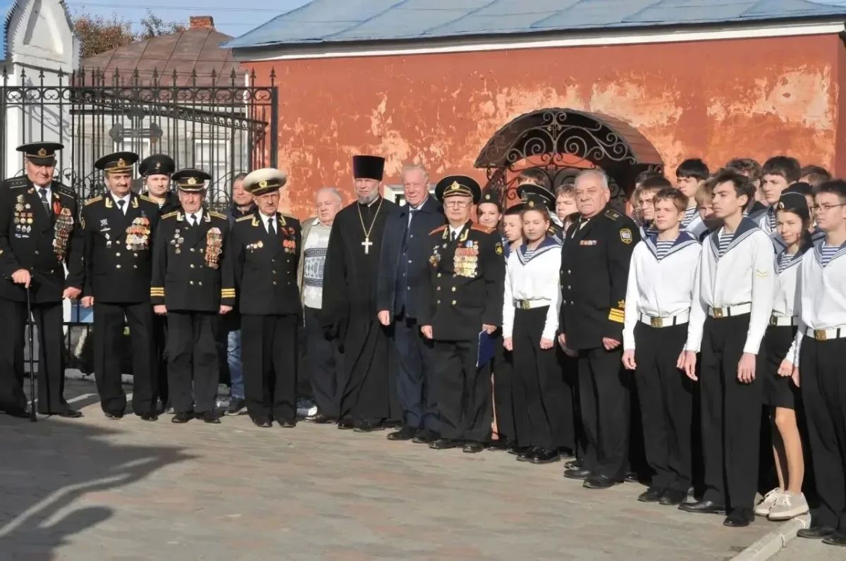 Кадеты школы № 18 Курска почтили память погибших на «Новороссийске» Кадеты школы № 18 Курска почтили память погибших на «Новороссийске»
