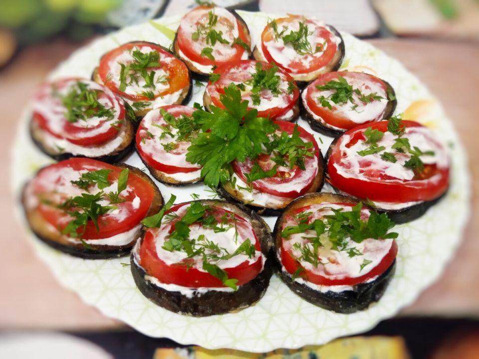 Жареные баклажаны с помидорами и сметанным соусом: идеальное блюдо для любого праздника