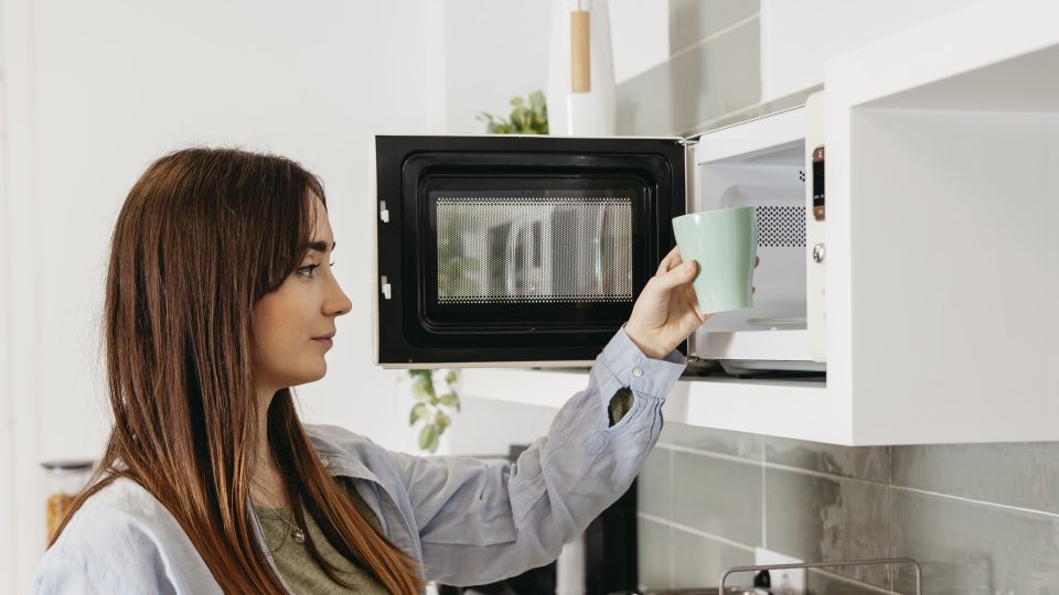На ремонте разоритесь: эта популярная ошибка «убивает» микроволновку