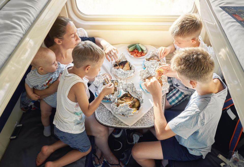 Как подготовиться к поездке с детьми: советы по организации питания в поезде