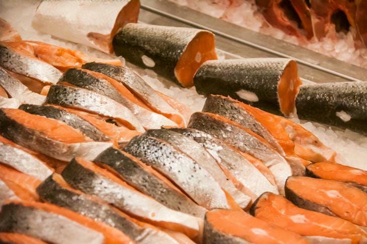 Сколько времени запекать лосось в фольге с травами: главные ошибки и как их избежать для сочного результата