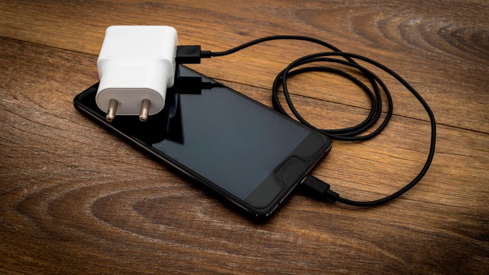 Риск возгорания крайне велик: эту ошибку с зарядкой телефона допускал каждый второй