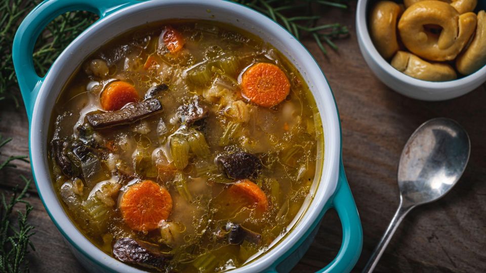 Вместо огурцов: домашние тут же сметут рассольник с этим ингредиентом