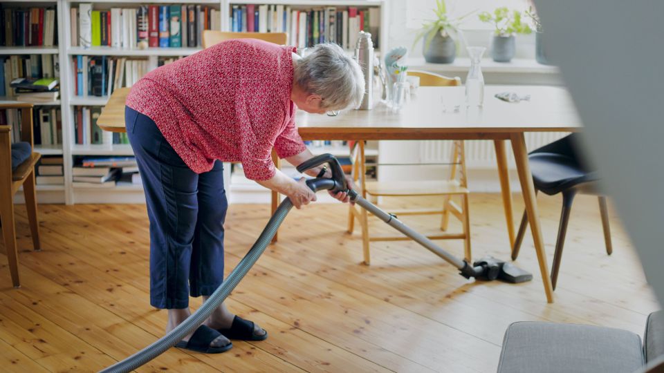 Хозяйки давно уже не двигают тяжелые шкафы: вот как убирают под ними грязь