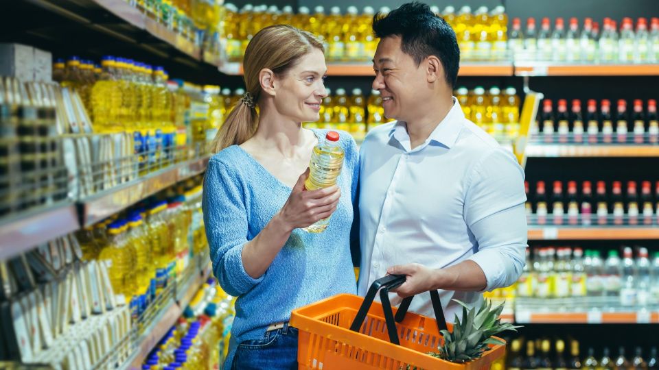 Умные хозяйки всегда ставят дома бутылочку дешевого масла: принесет массу пользы