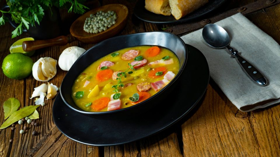 Гороховый суп сварите в два раза быстрее: киньте в воду щепотку этого порошка