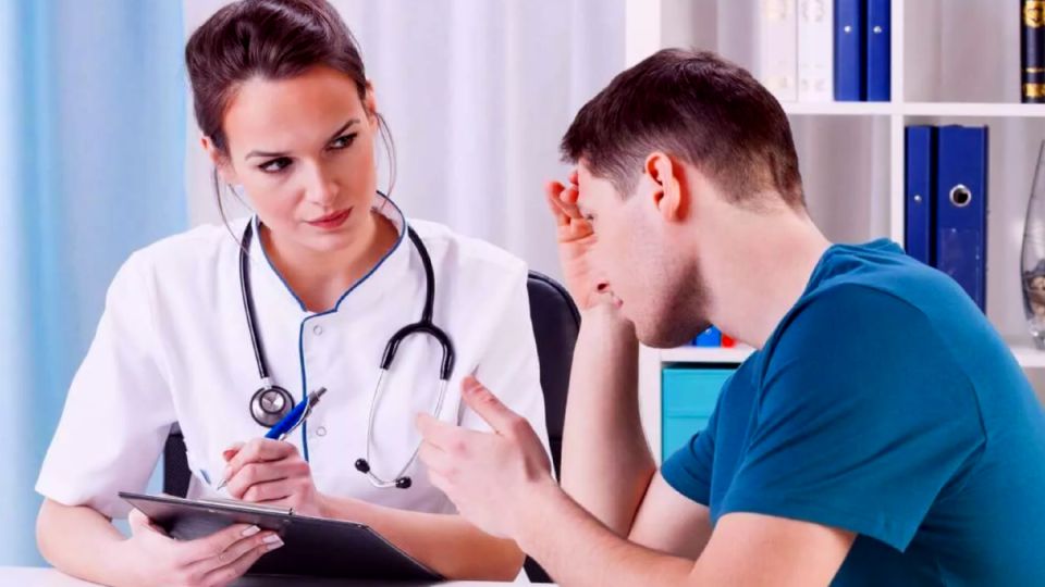 Краткий приём: как 10 минут у врача стали нормой и что с этим делать