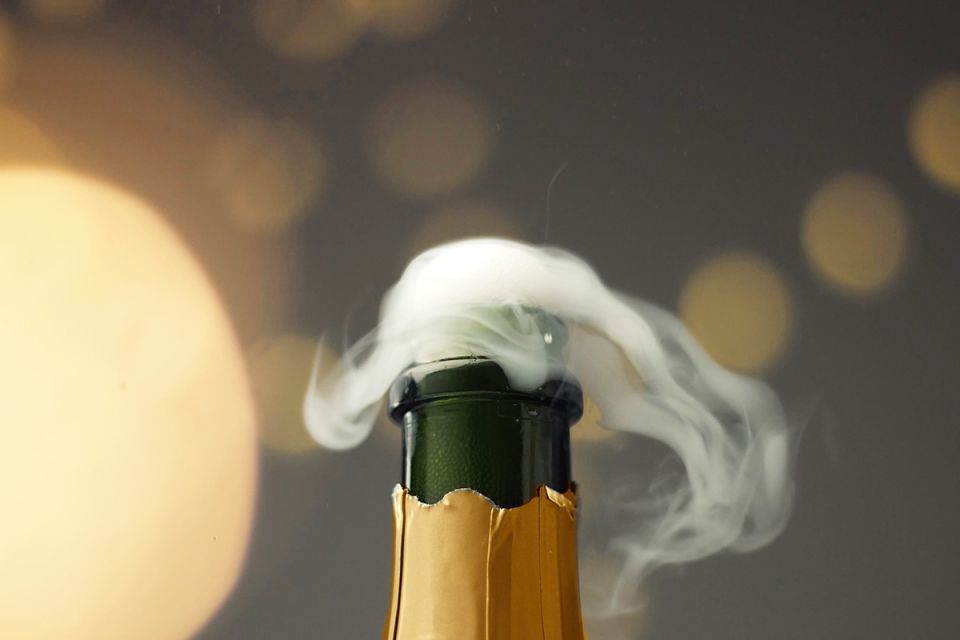 Как правильно хранить открытое шампанское и продлить его жизнь