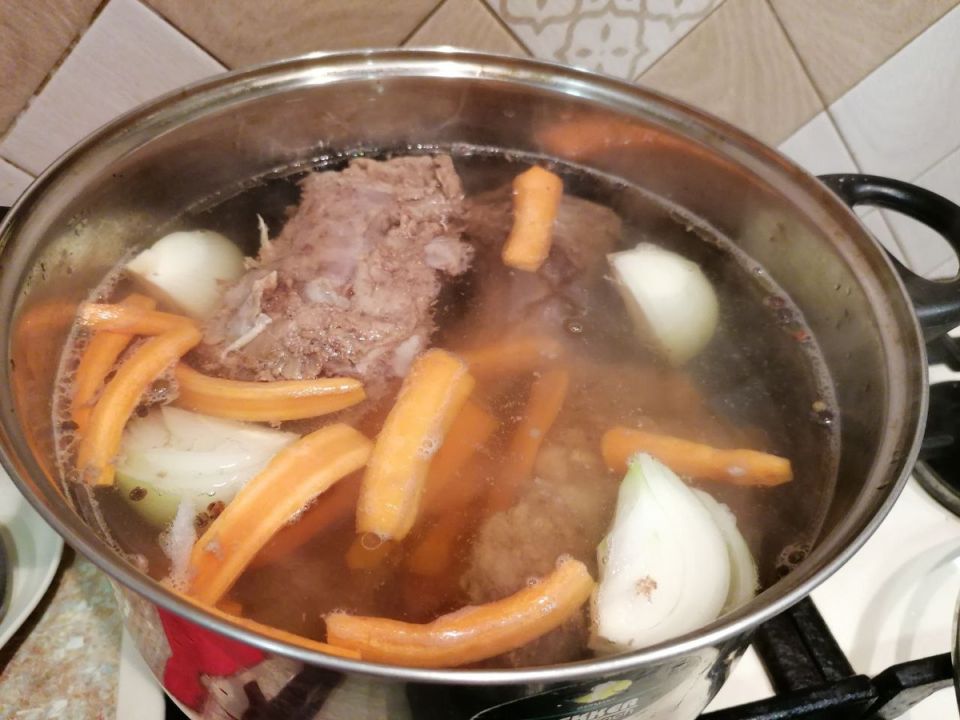 Суп за 30 минут после работы: три заготовки, которые экономят вечер