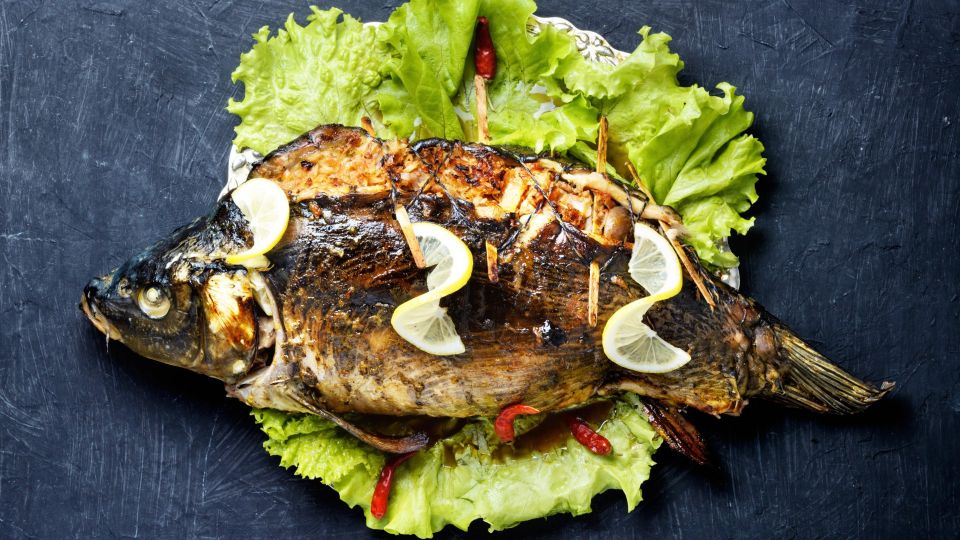 Карп в духовке покроется аппетитной корочкой: с этим рецептом и рестораны не нужны