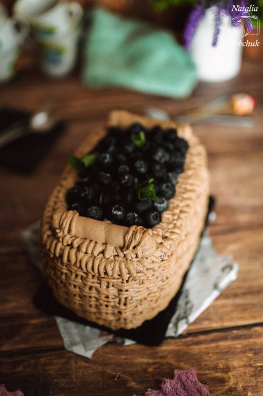 Восхитительный шоколадный торт с черной смородиной: пошаговый рецепт