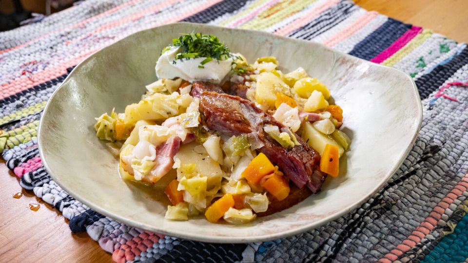 Как приготовить тушеную капусту с картошкой и копченостями